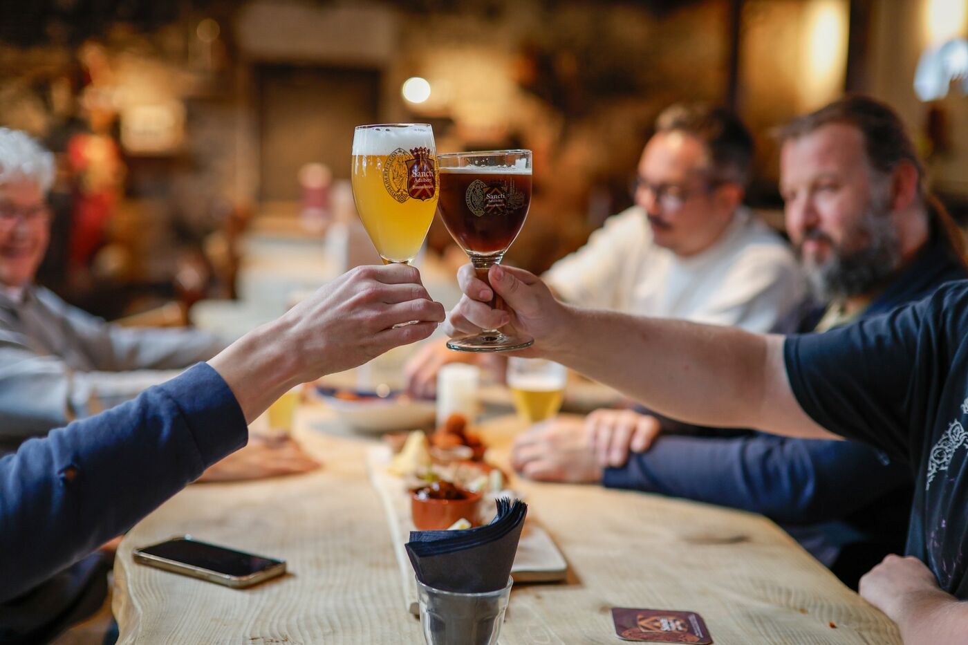 Proosten met Sancti Adalberti bier