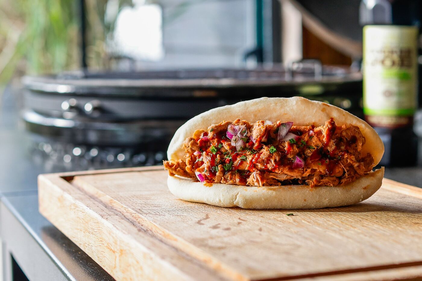 Broodje pulled pork op een plank