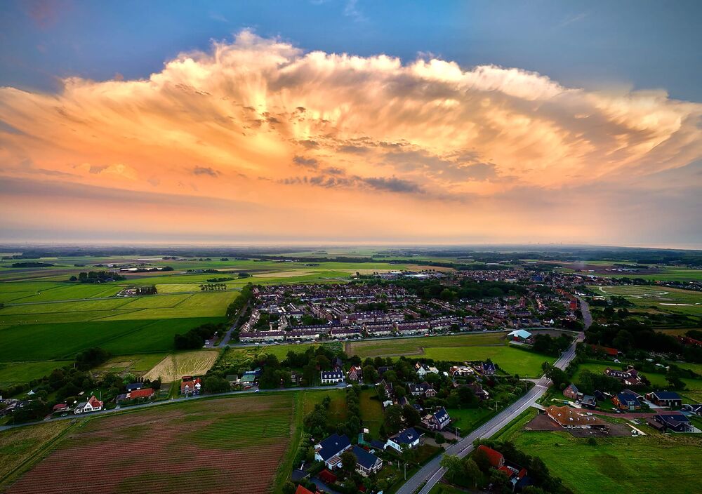 Luchtfoto van een dorp in Noord-Holland bij zonsondergang