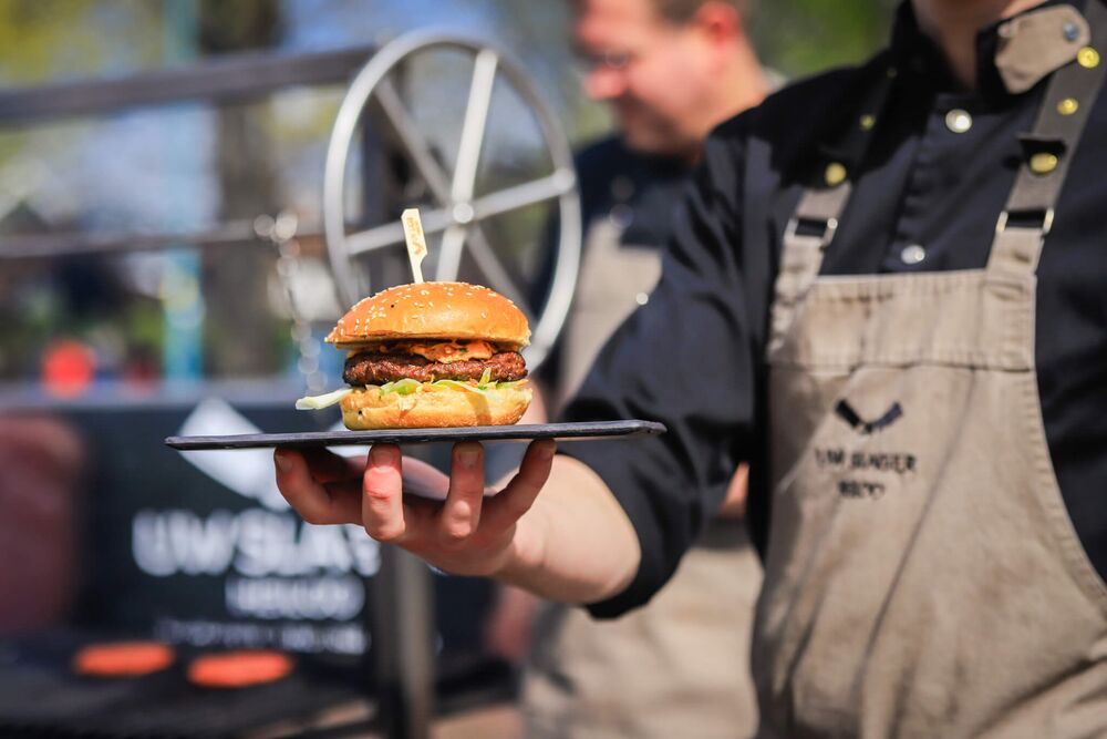 Burger geserveerd bij een foodtruck