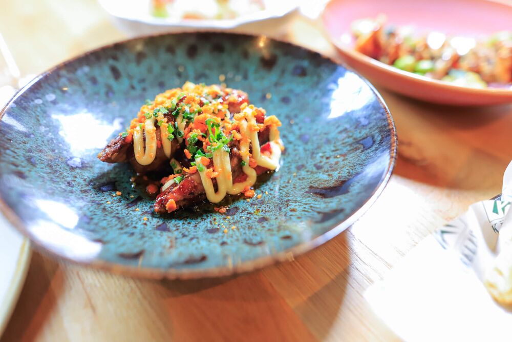 Gerecht op een blauw bord in een restaurant