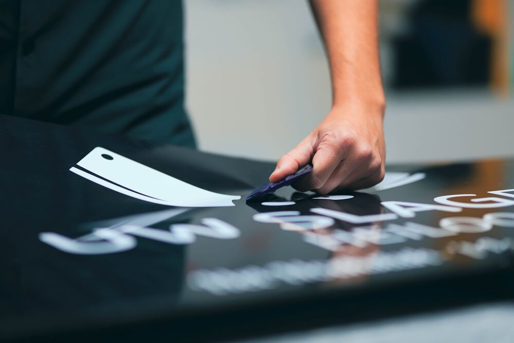 Belettering aangebracht op een bord